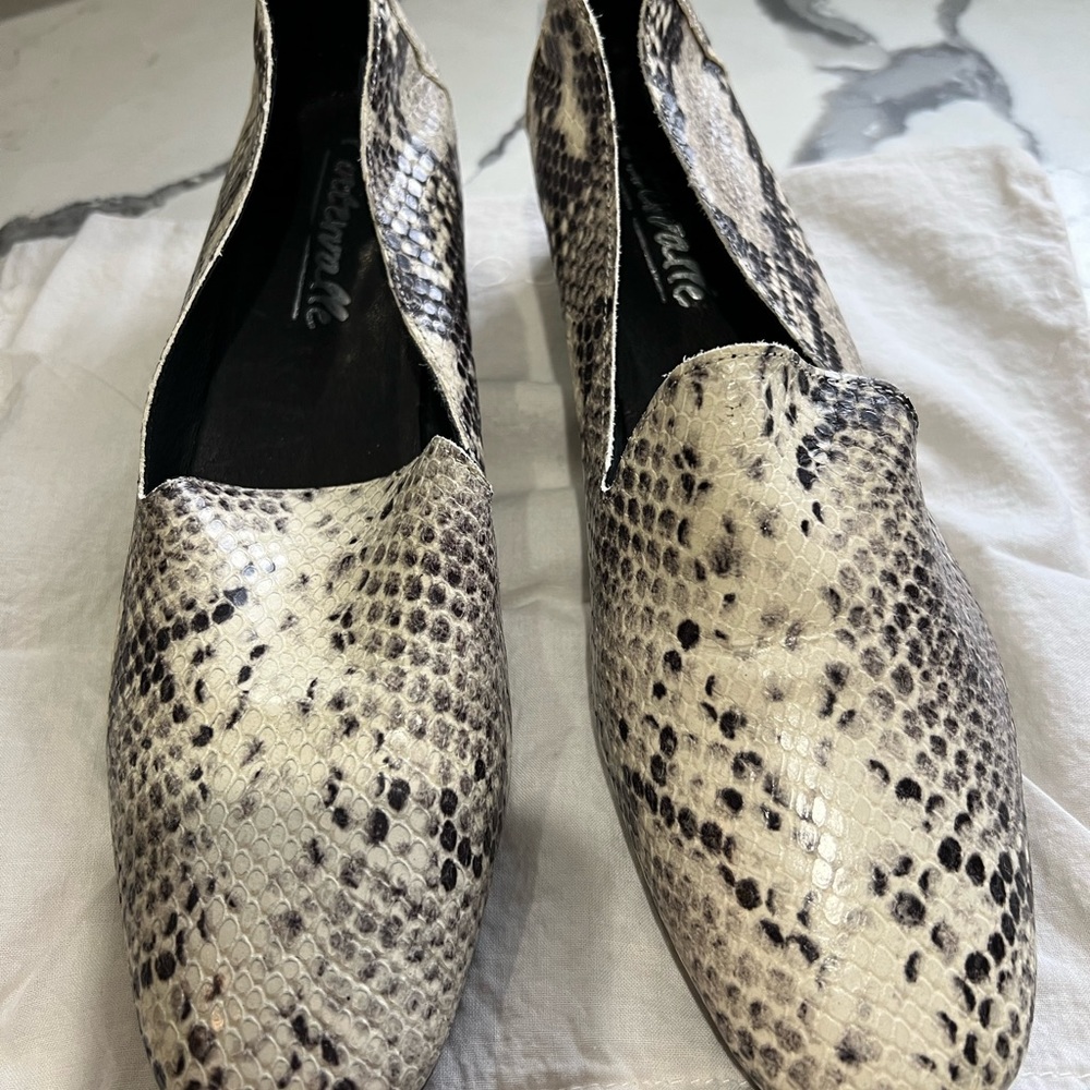 NWOT Snake print women’s leather loafers.